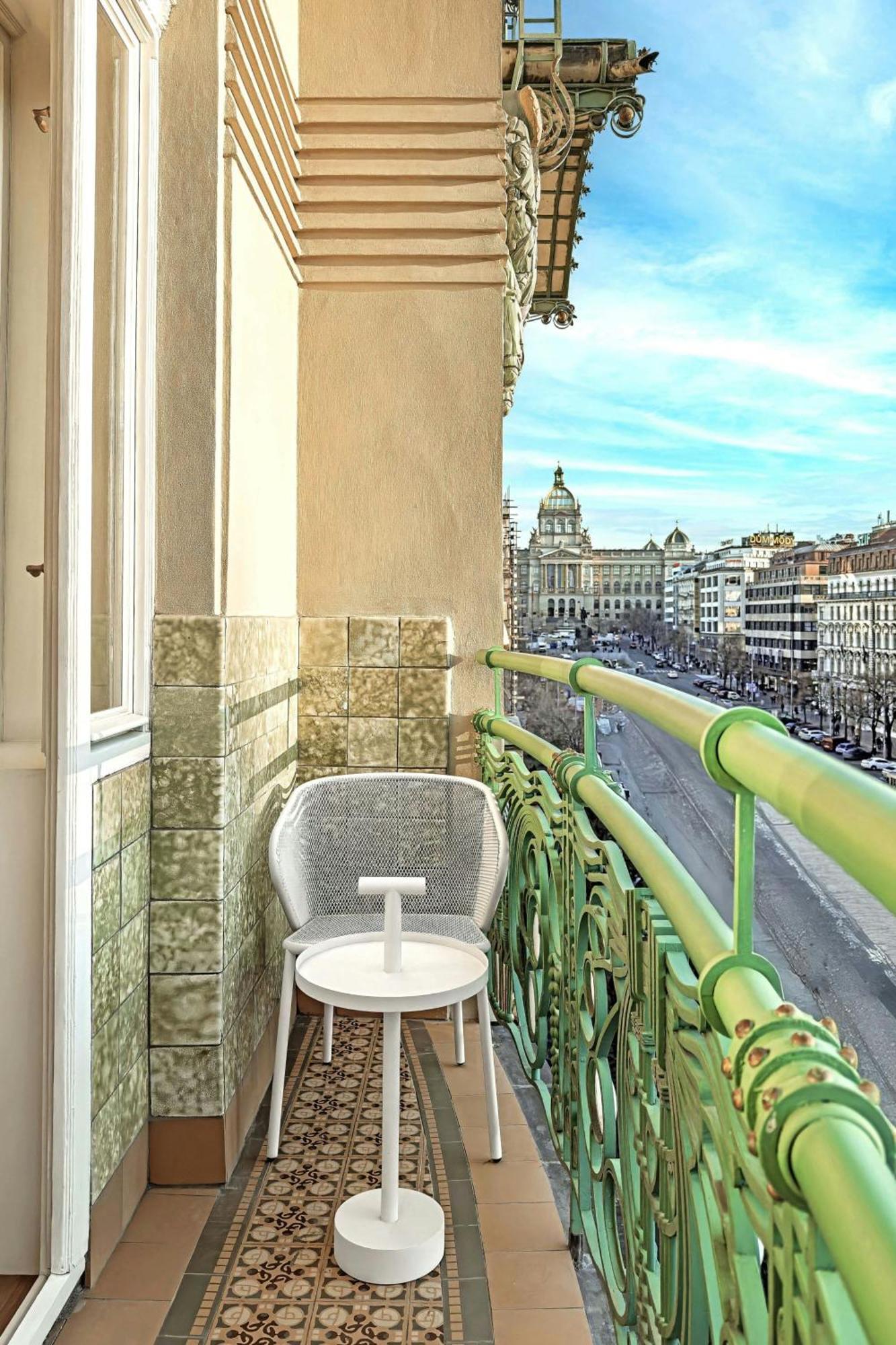 Cozy Bohemia King Room with Balcony and City View